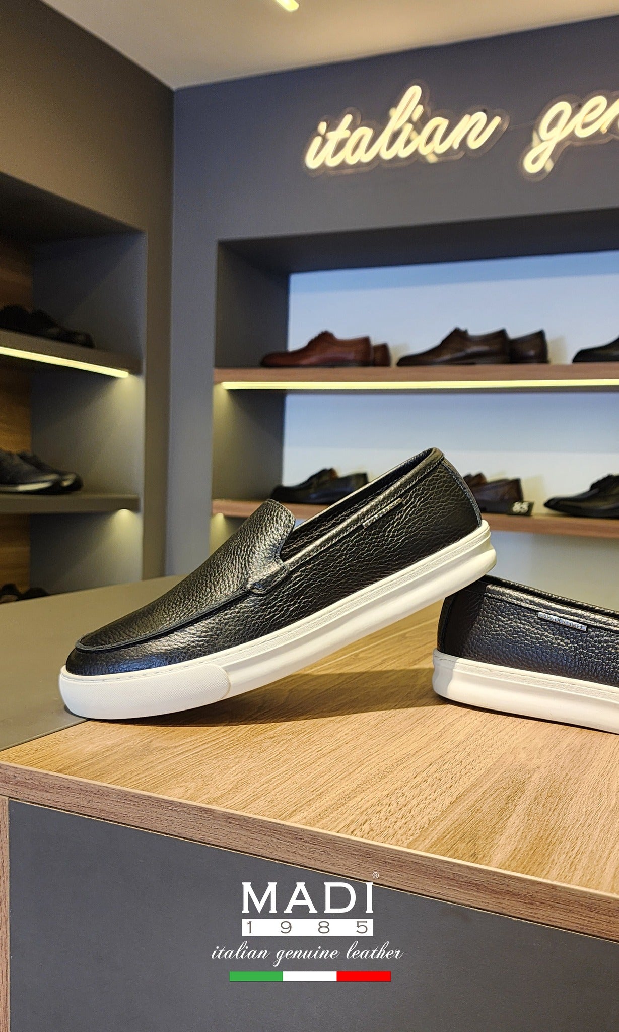Italiano 704 Black leather