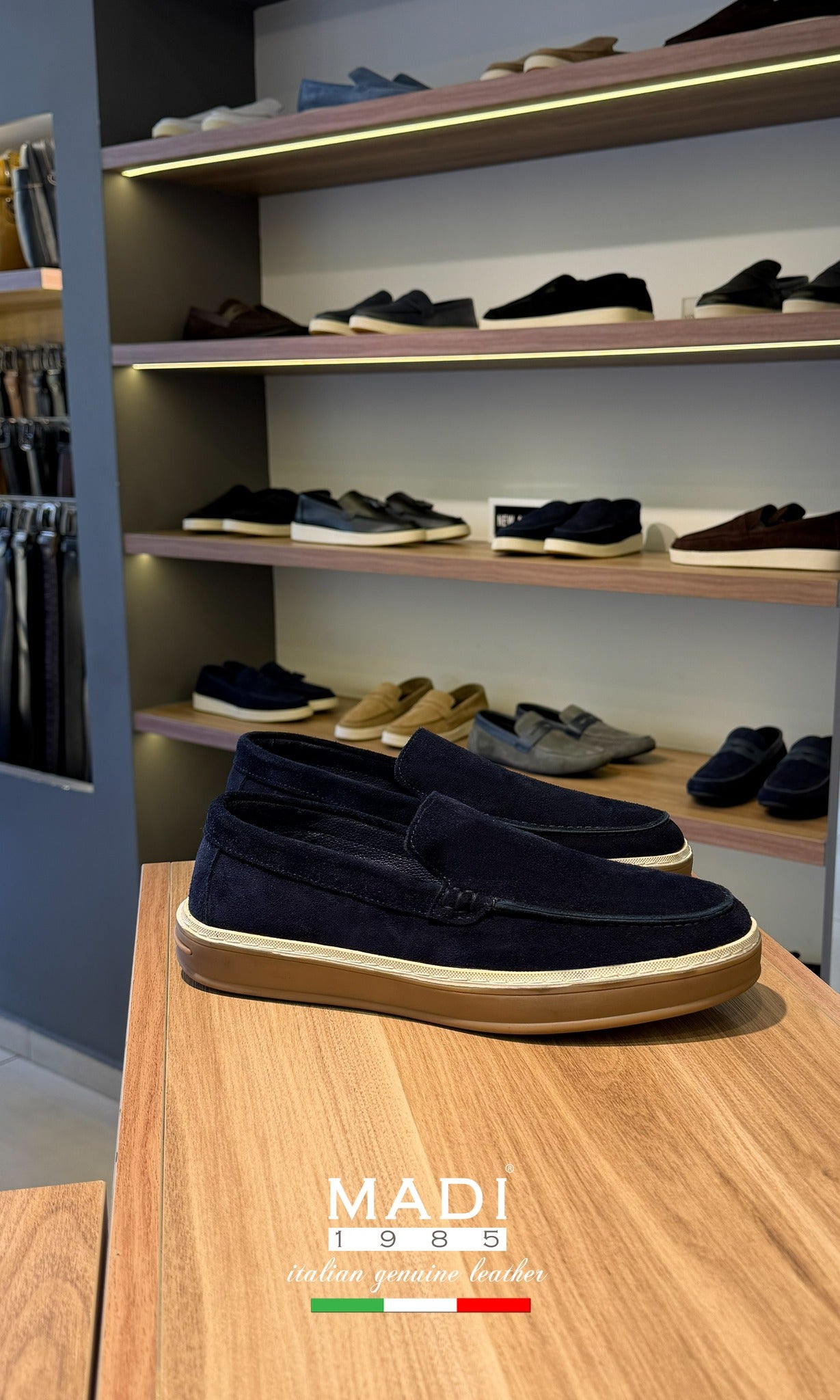 Italiano 2057 Black